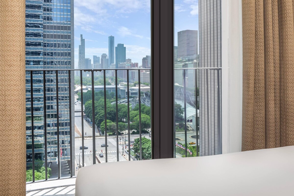 1 King Bed, One Bedroom Ambassador Suite, Balcony | Hypo-allergenic bedding available, minibar, in-room safe, desk