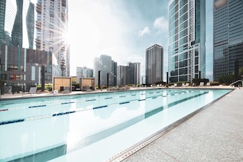 Indoor pool, seasonal outdoor pool, free cabanas, sun loungers at Radisson Blu Aqua Hotel Chicago