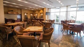 每日供应自助式早餐(每人 USD 25)