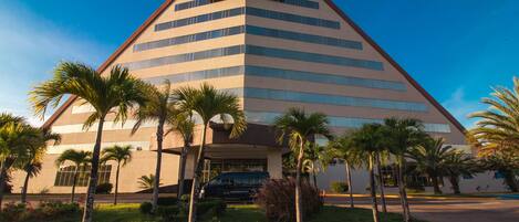 Vista frontal de la propiedad