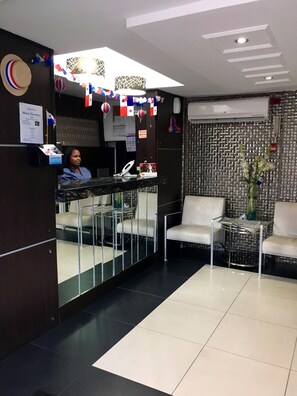 Interior entrance - Hotel Dos Mares (Panama City)