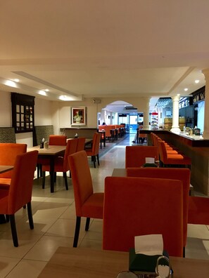 Breakfast, lunch, dinner served; local cuisine - Hotel Dos Mares (Panama City)