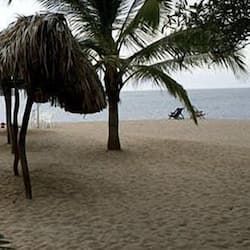En la playa, camas de playa gratuitas, camastros y sombrillas