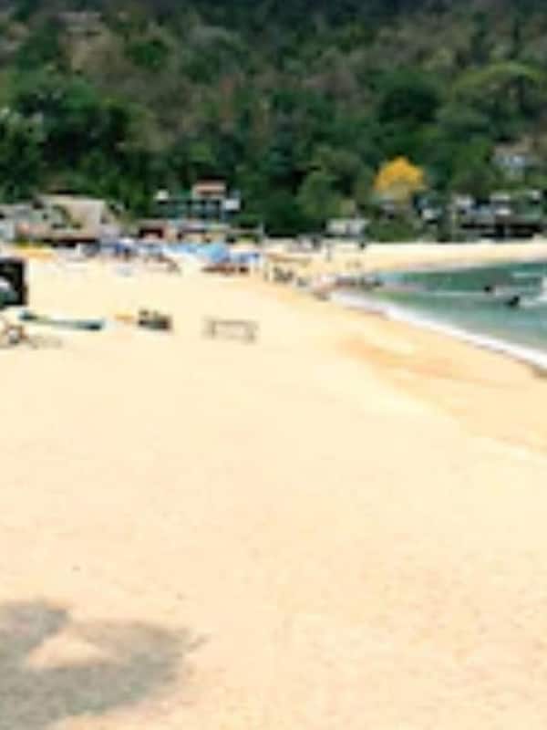 En la playa, camas de playa gratuitas, camastros y sombrillas