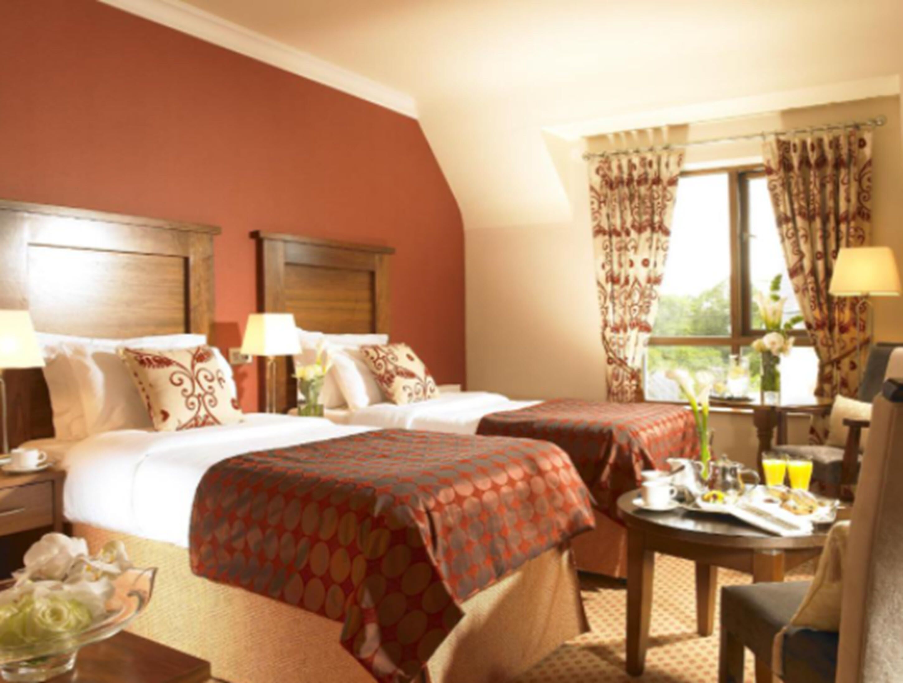 deluxe twin room | desk, soundproofing, iron/ironing board, bed sheets