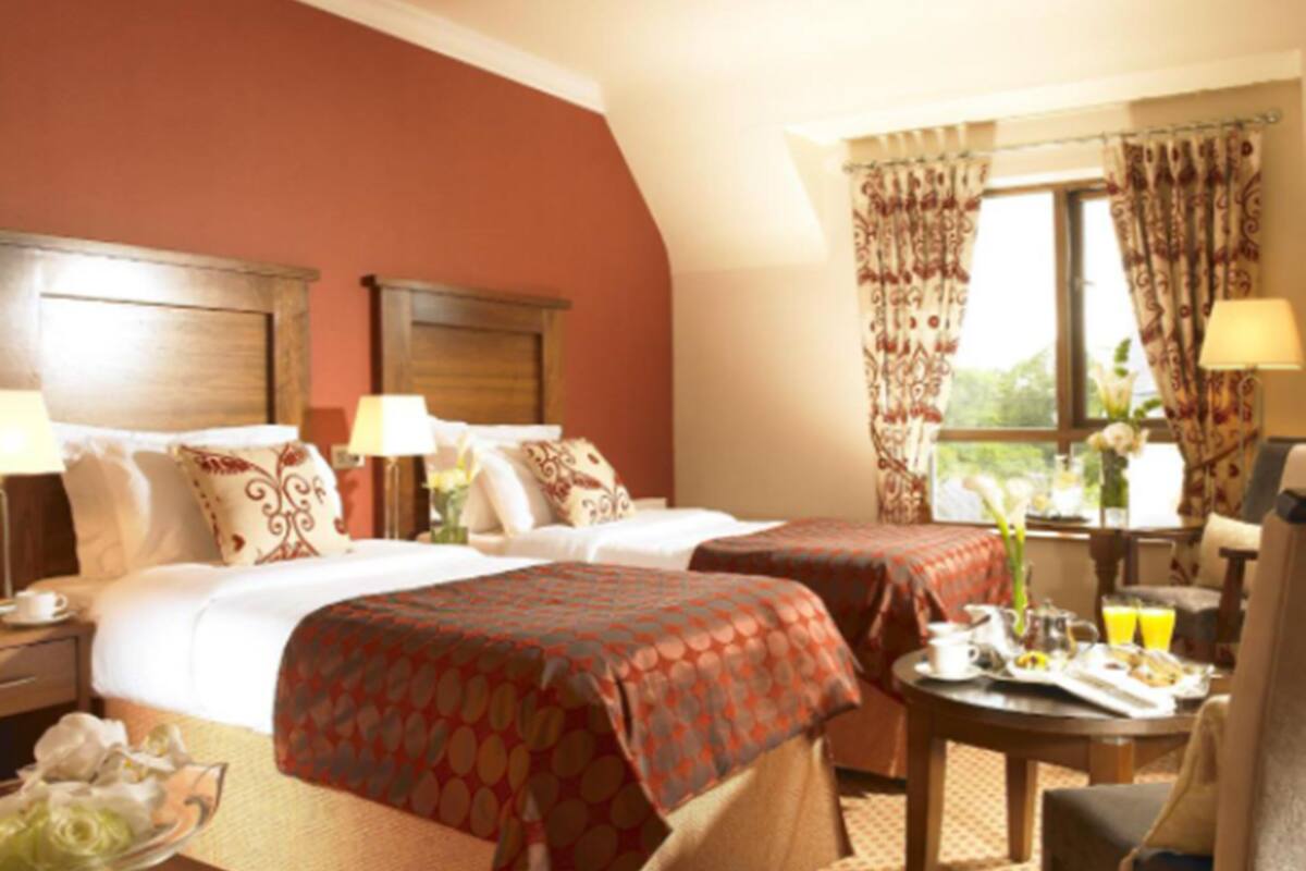 deluxe twin room | desk, soundproofing, iron/ironing board, bed sheets