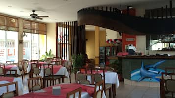 Se sirven desayunos y almuerzos; cocina internacional; con vista al mar