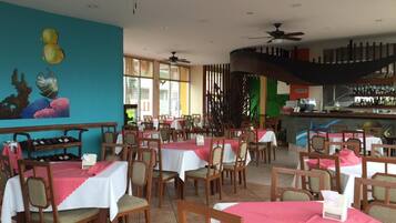 Breakfast, lunch, dinner served; international cuisine, ocean views