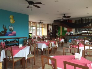 Breakfast, lunch, dinner served; international cuisine, ocean views  - Park Hotel (Limón)