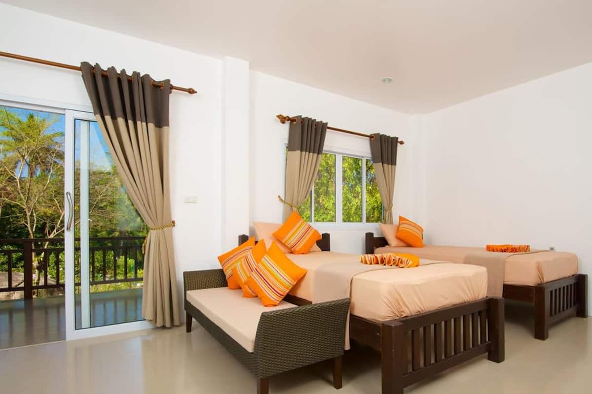 Jungle House furthest away from the beach with 2 Single beds | In-room safe, individually decorated, free WiFi, bed sheets