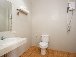 Un baño con lavamanos, inodoro y ducha.