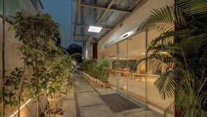 施設の正面 (日没後)