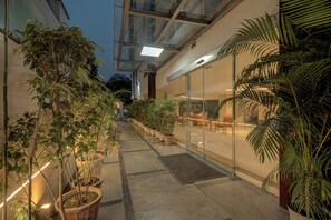 Fachada de la propiedad por la tarde o noche
