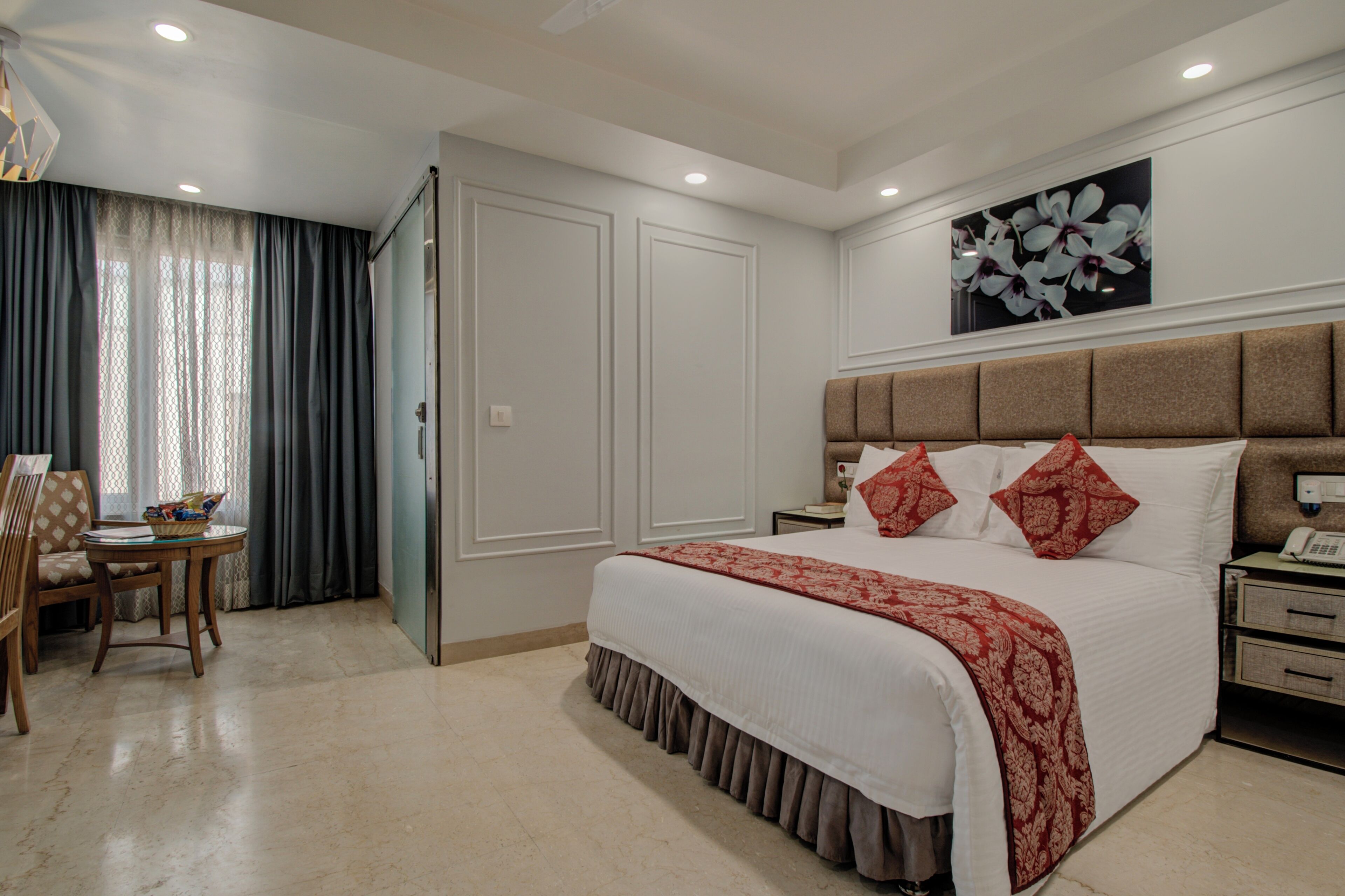 Caja de seguridad en la habitación y escritorio 