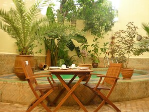 Bao gồm bữa sáng đầy đủ hàng ngày 