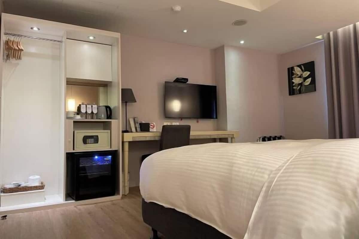 Premium bedding, down comforters, pillowtop beds, minibar