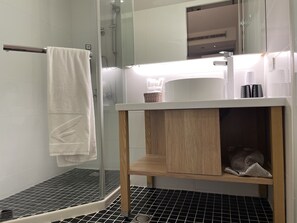 Familien-Dreibettzimmer | Badezimmer | Umweltfreundliche Kosmetikartikel, Haartrockner, Hausschuhe