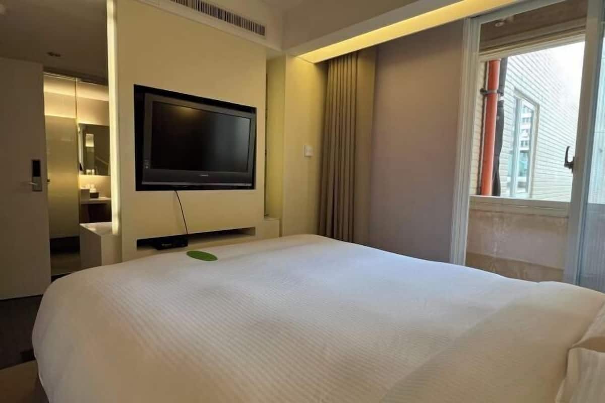 Premium bedding, down comforters, pillowtop beds, minibar