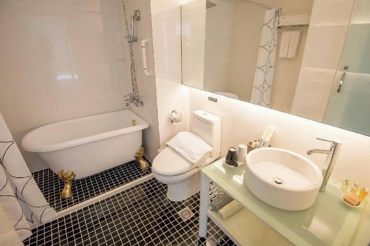 Une salle de bain avec une baignoire, des toilettes et un lavabo.