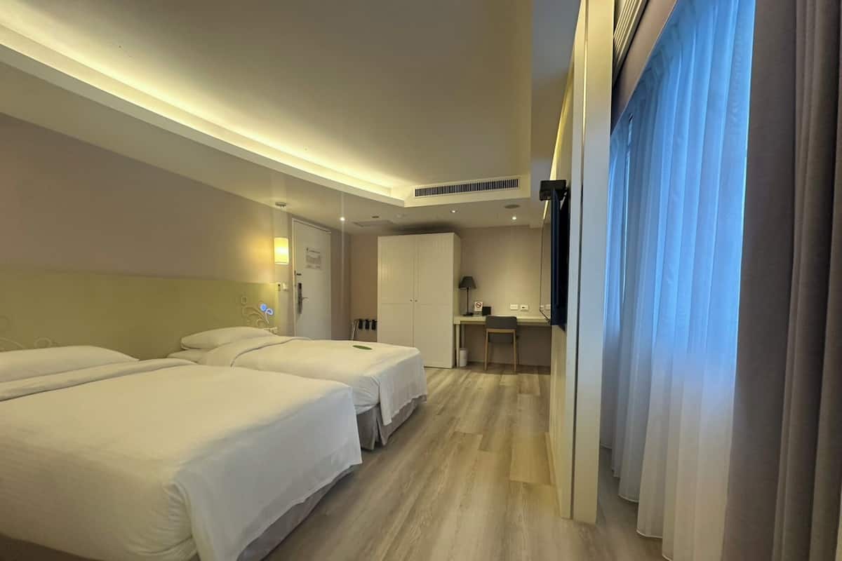 Superior Twin Room | Premium bedding, down duvets, pillow-top beds, minibar