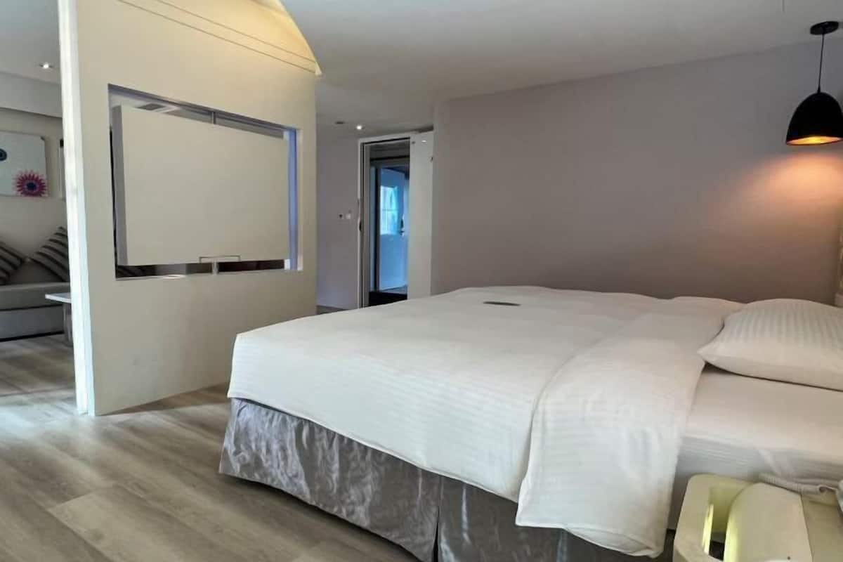 Premium bedding, down comforters, pillowtop beds, minibar