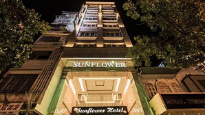 Hotel Sunflower, con un letrero destacado y una fachada moderna.