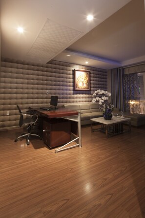 Executive Suite Double | Minibar, in-room safe, individually furnished, desk - Sunflower Luxury Hotel (Ho Chi Minh City)