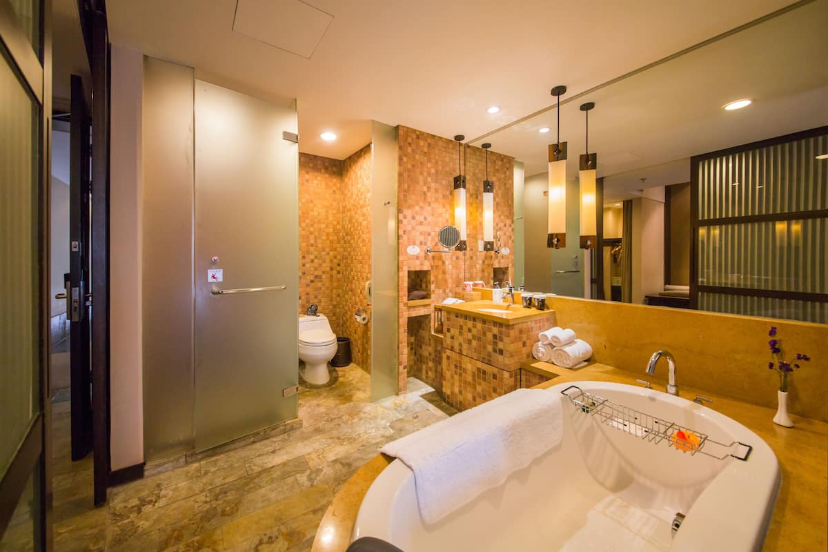 junior suite, lake view | in-room safe, desk, blackout curtains, soundproofing