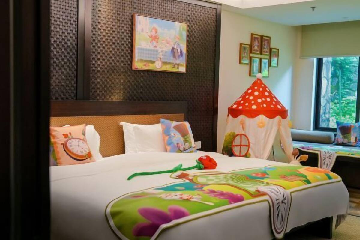 Een hotelkamer met een groot bed, hoofdeinde, raam met uitzicht en een kunstwerk aan de muur.