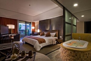 Tallelokero huoneessa, työpöytä, pimennysverhot, äänieristys