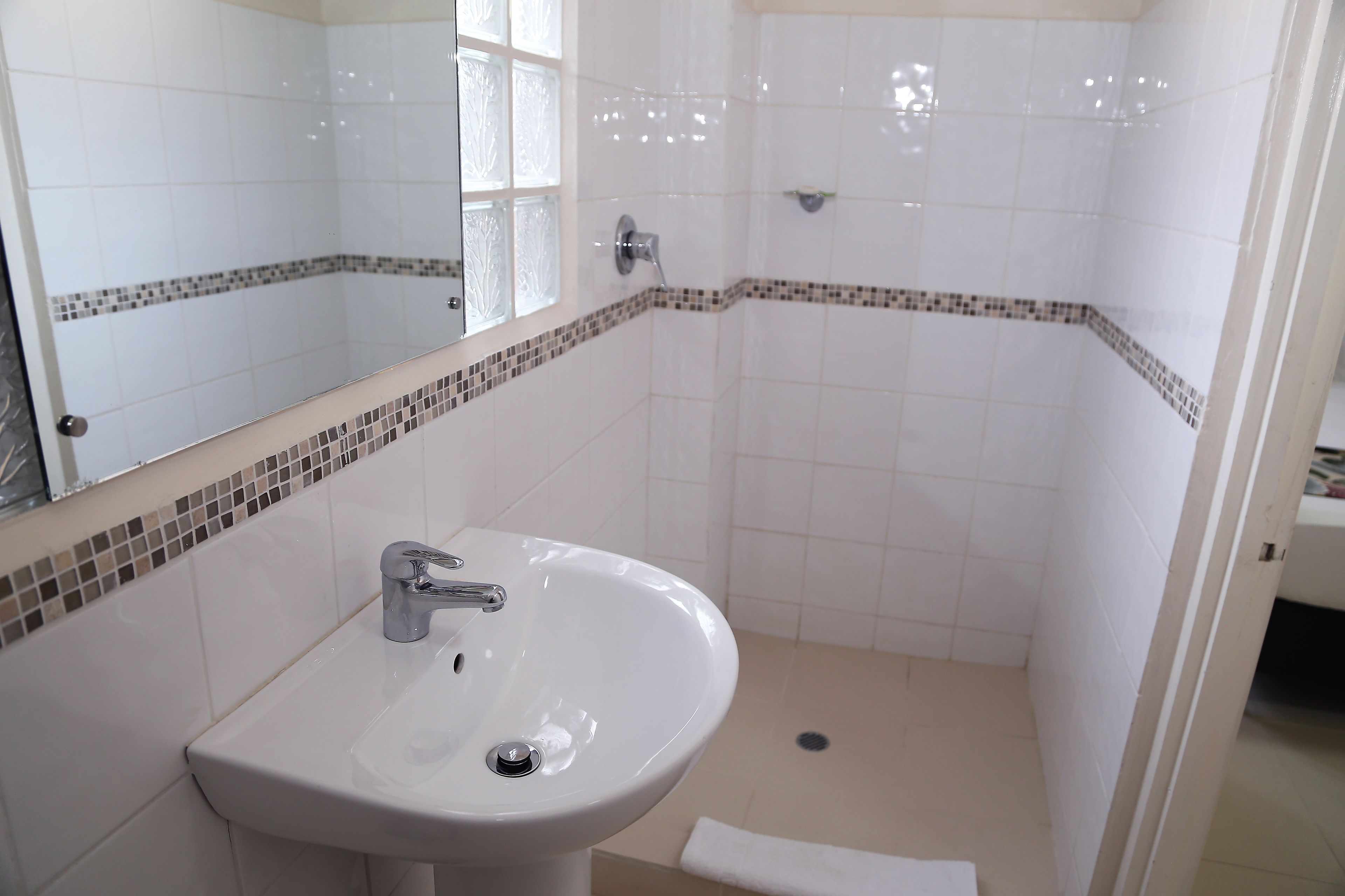 economy double room | bathroom | shower, towels