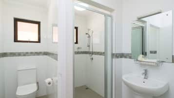Ein Badezimmer mit Toilette, Dusche und Waschbecken.