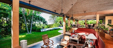 Se sirven desayunos y cocina internacional (con vistas a la piscina)