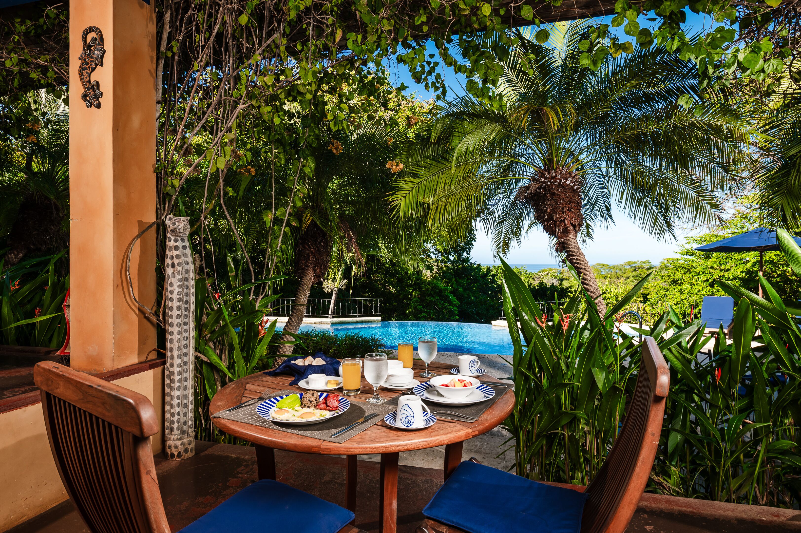 Petit déjeuner et dîner servis sur place