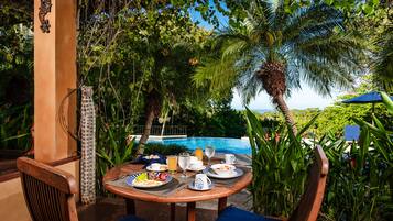 Petit déjeuner et dîner servis sur place