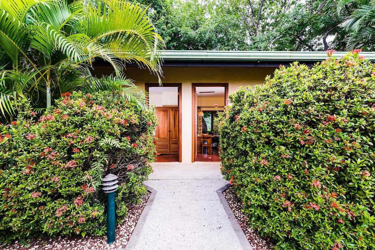 Bungalow | Interior entrance