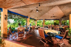 Breakfast, dinner served; international cuisine, pool views - Hotel Luna Azul (Cuajiniquil)