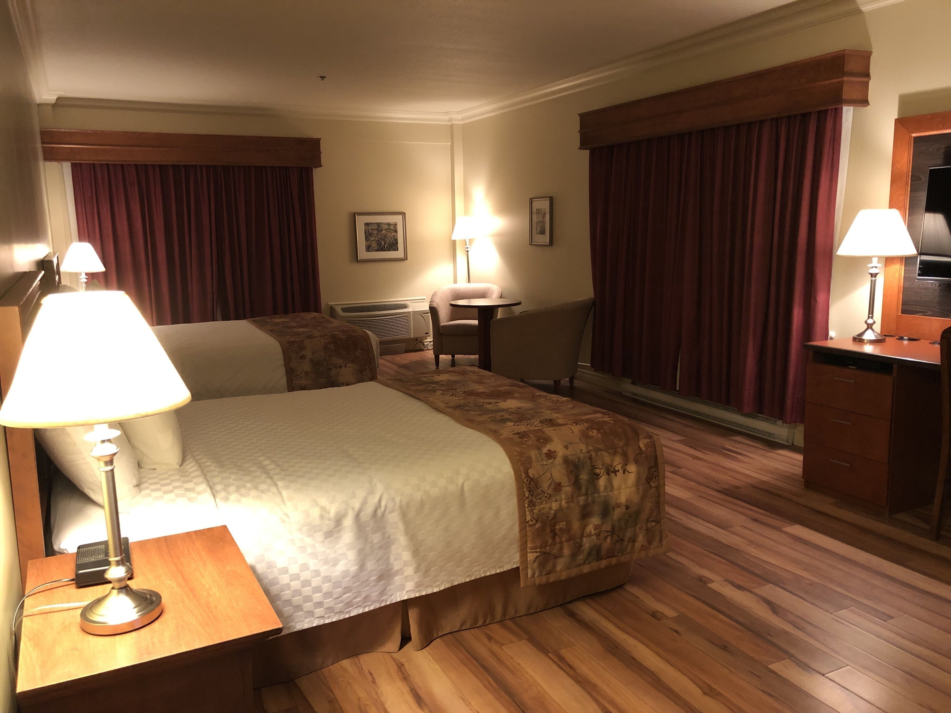 Individuell inredning, skrivbord och mörkläggningsgardiner