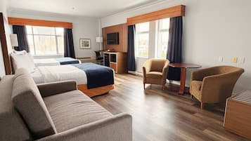 Habitación superior, varias camas | Decoración personalizada, escritorio y cortinas blackout