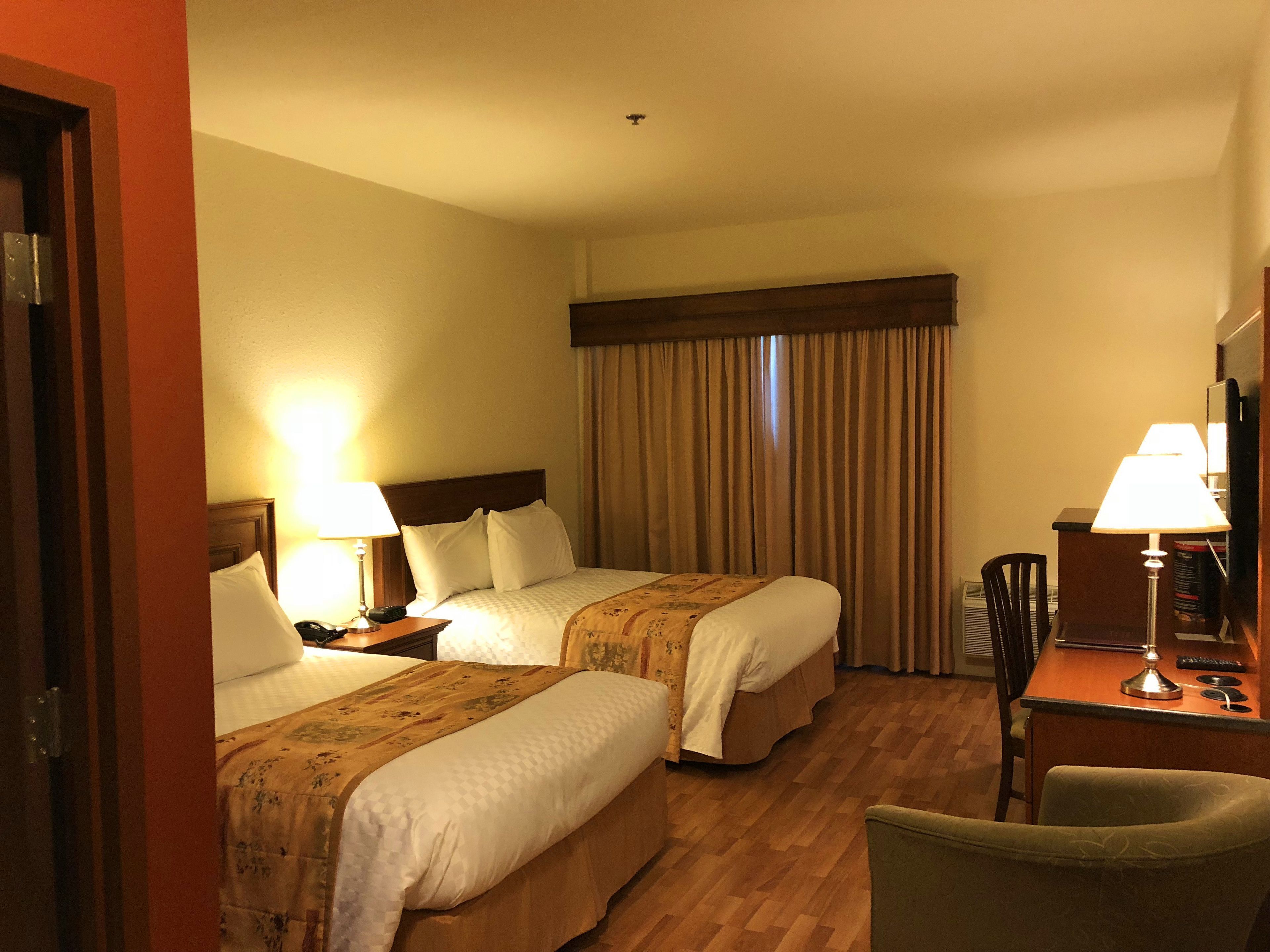 Individuell inredning, skrivbord och mörkläggningsgardiner