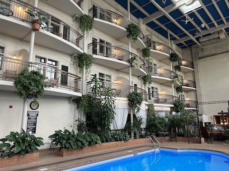 Una piscina cubierta. Hotel L'Oie des neiges