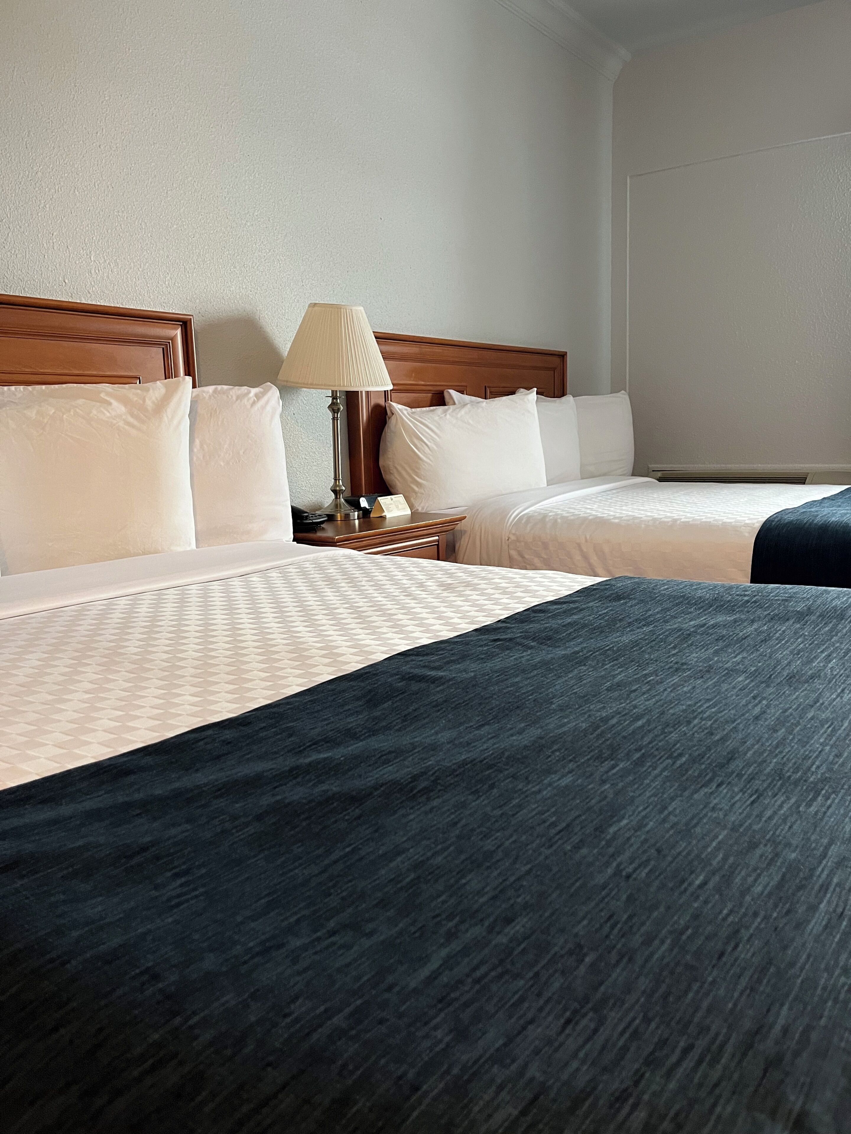 Zimmer, 2 Queen-Betten | Individuell dekoriert, Schreibtisch, Verdunkelungsvorhänge