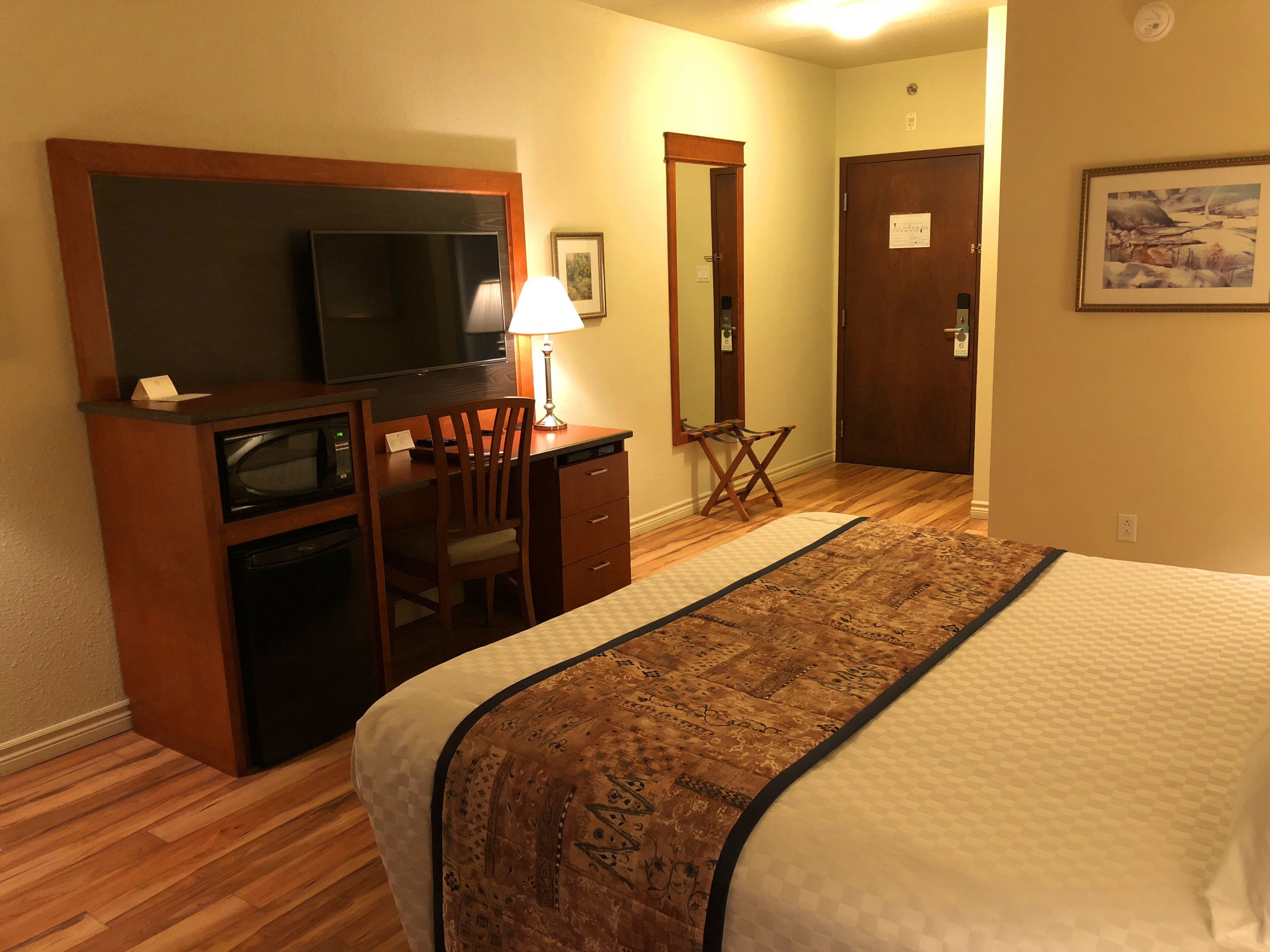 Individuell inredning, skrivbord och mörkläggningsgardiner