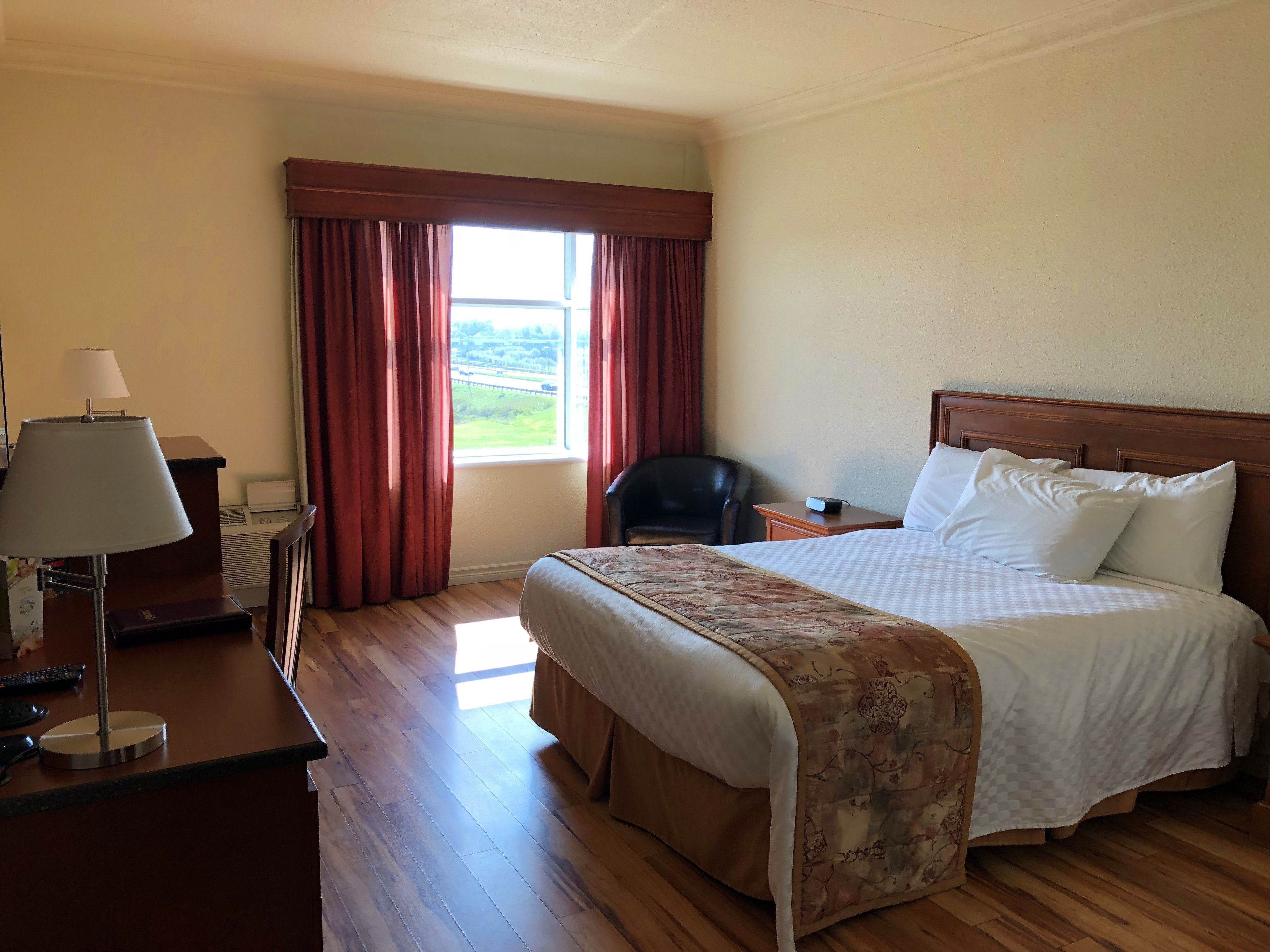 Individuell inredning, skrivbord och mörkläggningsgardiner