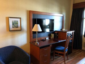 Individuell dekoriert, Schreibtisch, Verdunkelungsvorhänge