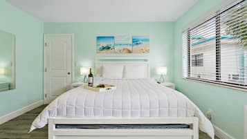 Standard Room, 1 Queen Bed | Individually decorated, individually furnished, iron/ironing board