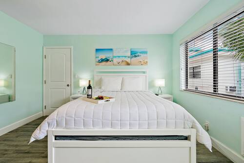 Standard Room, 1 Queen Bed | Individually decorated, individually furnished, iron/ironing board