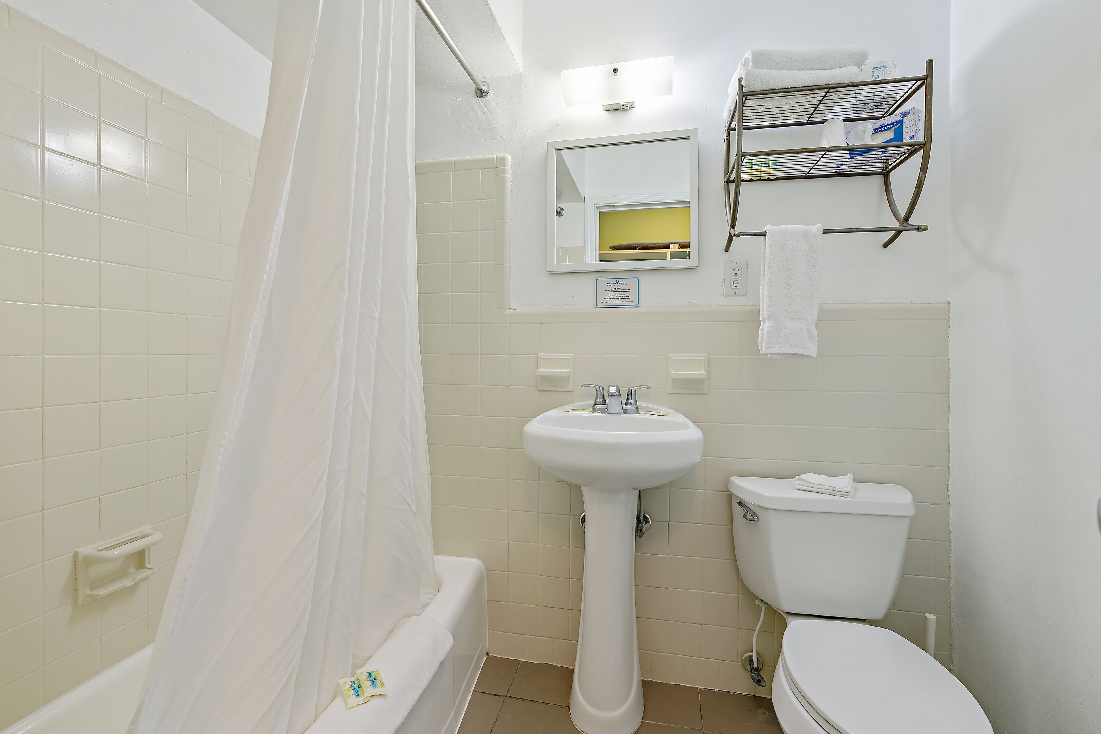 combined shower/bathtub, hair dryer, towels