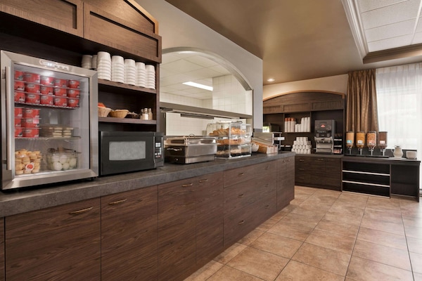 بوفيه فطور مجانًا يوميًا