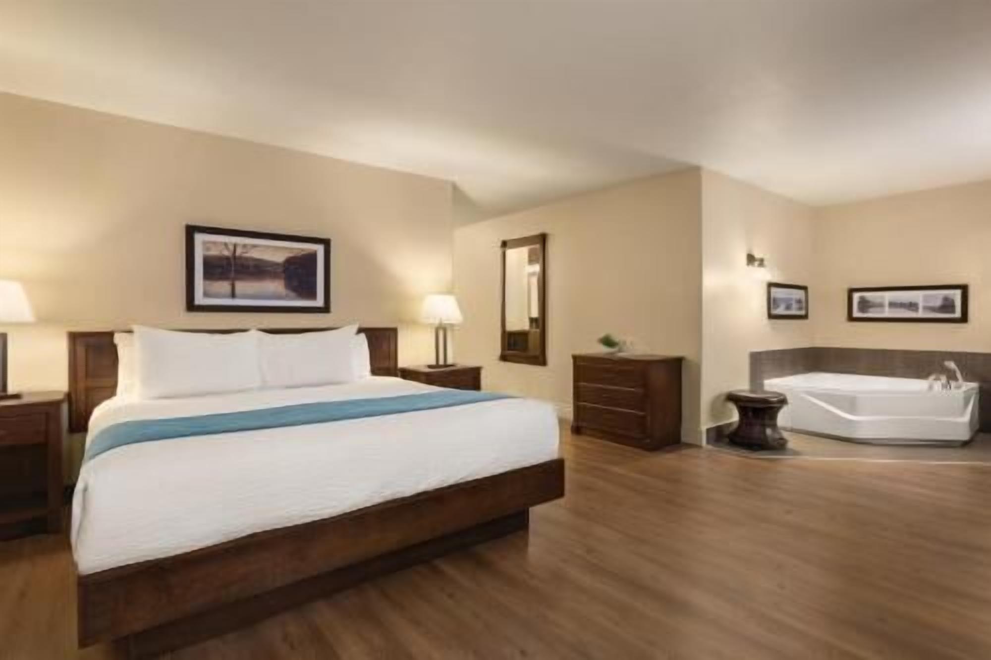 Individuelt dekorert, skrivebord, blendingsgardiner og lydisolert